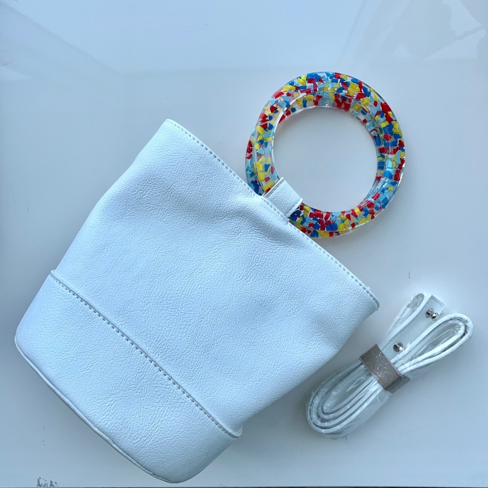 White leather bucket bag with acrylic handle